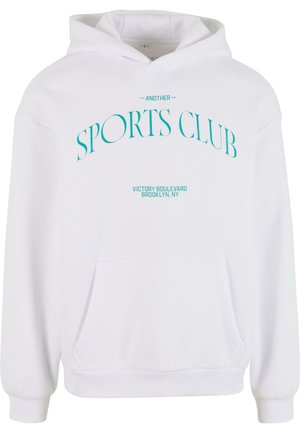 Hvid hoodie lavet af bomuld, med et stort turkist print, der står "ANOTHER SPORTS CLUB" og "VICTORY BOULEVARD, BROOKLYN, NY."