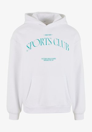 Balts kapuce, kas izgatavota no kokvilnas, ar lielu tirkīza krāsas apdruku, uz kuras rakstīts "ANOTHER SPORTS CLUB" un "VICTORY BOULEVARD, BROOKLYN, NY."