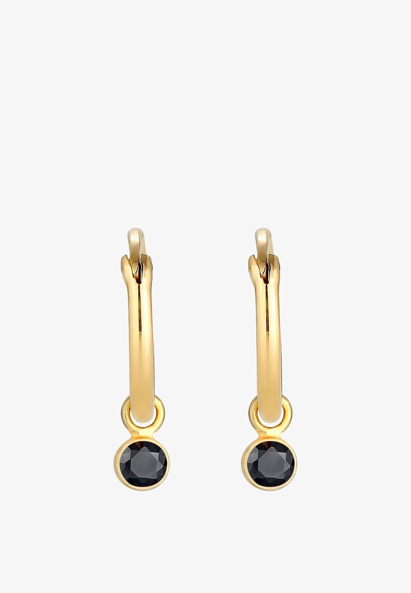 Boucles d'oreilles créoles en or, chacune avec une petite pierre précieuse noire ronde suspendue en bas, sertie en or.
