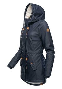 Veste imperméable marine avec capuche, présentant des boutons d'accent marron et des cordons de serrage, des poches latérales et un intérieur en polaire.