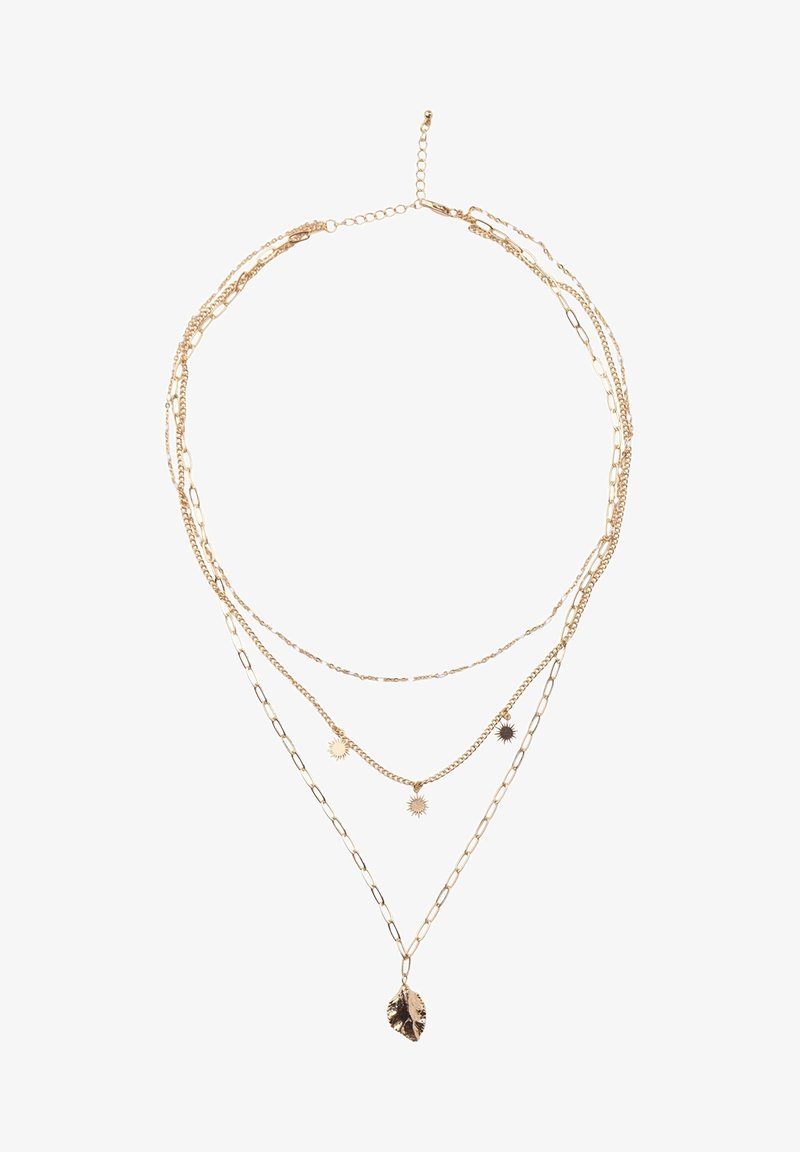 Collier en or à trois couches avec des chaînes fines et moyennes, des breloques en forme de soleil sur la couche du milieu et un pendentif feuille sur la chaîne la plus longue.