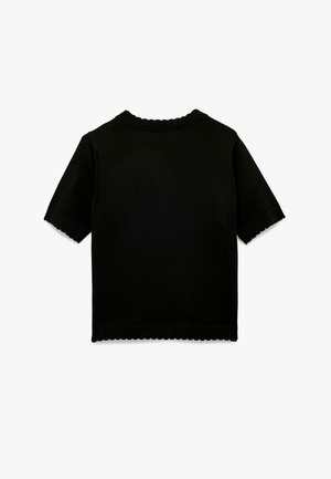 Mustapaitainen lyhythihainen paita, joka on valmistettu pehmeästä kankaasta ja jossa on aaltoileva kaula-aukko ja helma. Ominaisuuksiin kuuluu istuva muotoilu ja minimalismi.