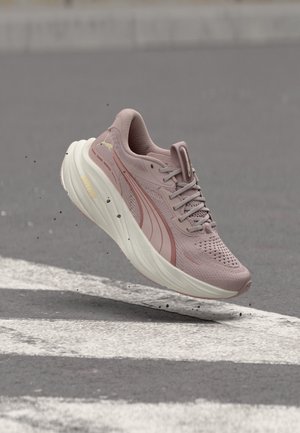 Puma, MAGNIFY NITRO 3  - Обувки за бягане по асфалт - misty pink/rose gold