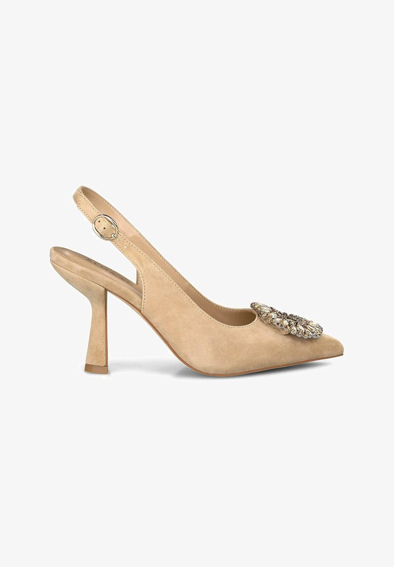 Pompe à talon aiguille beige en daim avec un bout pointu, ornée d'un accent en bijou à l'avant, dotée d'un talon stiletto de hauteur moyenne.