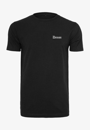 Melns kokvilnas T-krekls ar īsām piedurknēm, apaļu kakla izgriezumu un baltu "Demon" drukā stilizētā fontā kreisajā krūtīs.