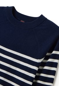 Maglione blu navy con strisce orizzontali bianche sul petto e sulle maniche, caratterizzato da un colletto a girocollo a costine.