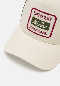 New Era SCRIPT PATCH TRUCKER UNISEX - Cappellino - cream