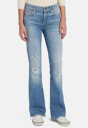 Jeans a zampa d'elefante in denim blu con lavaggio medio, con dettagli strappati sulle ginocchia e una texture leggermente sbiadita. Abbinati a sneaker bianche.