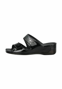 Chanclas negras con acabado brillante de charol, cuentan con dos correas anchas y un acento texturizado. Suela de cuña cómoda que proporciona soporte.