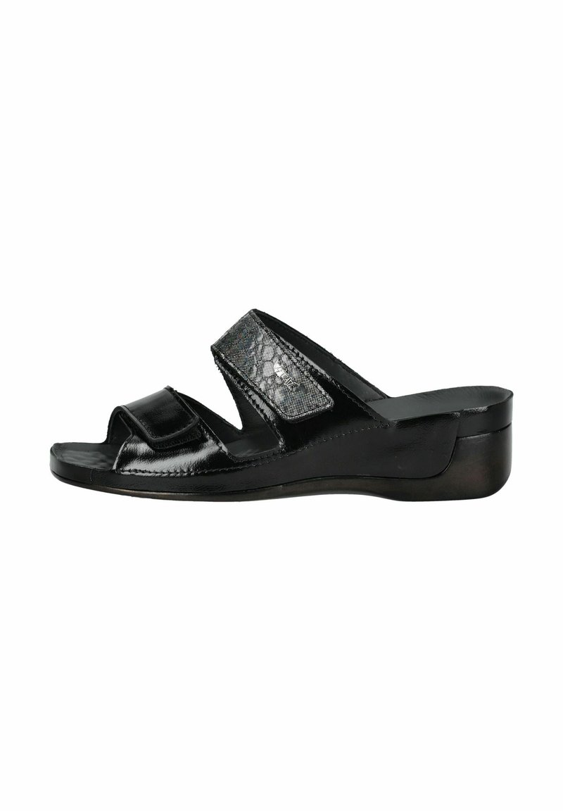 Chanclas negras con acabado brillante de charol, cuentan con dos correas anchas y un acento texturizado. Suela de cuña cómoda que proporciona soporte.