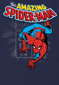 Modrá a červená grafika Spider-Mana ve dynamické póze na tmavě námořnickém pozadí se starožitným šedým textem Marvel.