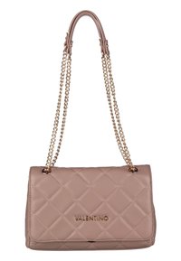 Borsa beige trapuntata con catene dorate e dettaglio del logo. Presenta una forma rettangolare strutturata e una texture in ecopelle liscia.