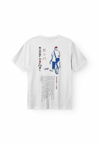 Tricou alb din bumbac, cu o ilustrație grafică albastră și roșie pe spate, având text în japoneză și detalii imprimate suplimentare.