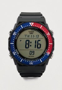 Digitálne hodinky s čiernym gumovým remienkom, okrúhlym puzdrom, modro-červenými akcentmi na lunete, LCD displejom, vodotesné do 100 metrov a s 10-ročnou batériou.