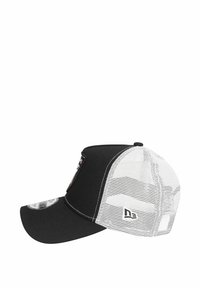 Schwarze Kappe mit strukturiertem Vorderteil, Mesh-Rückseite, gebogenem Schirm und einem Logopatch an der Seite. Verfügt über einen Snapback-Verschluss.