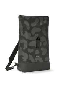 Čierny batoh ṡ vzorom, vyrobený z textúrovanej tkaniny, so stabilným dnom, nastaviteľným popruhom a zámkom na pracku. Obsahuje malé logo na spodnej strane.