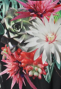 Tkanina w kwiatowy wzór z jasnoróżowymi, białymi i zielonymi kwiatami oraz sukulentami, szczegółową fakturą i ciemnym tłem.