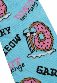 Tessuto azzurro chiaro con un motivo ripetuto di ciambelle rosa, testo nero e personaggi in stile cartoon con accenti e contorni bianchi.