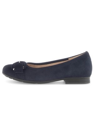 Navyblaue Wildleder-Ballerinas mit runder Zehenpartie, dekorativem Schleifenakzent und niedrigem schwarzen Absatz. Glatte Textur und klassisches Design.