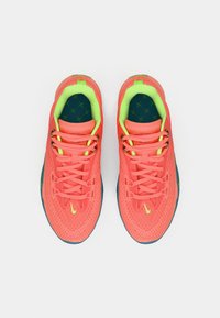 Lyse koralfarvede sneakers med meshuoverdel, neongrønne accenter og en blå sål. Funktioner inkluderer runde snørebånd og en polstret indersål.