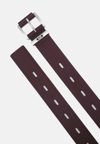 Bracelet de montre en cuir bourgogne avec boucle en métal argenté, comportant des trous allongés et une finition texturée pour une meilleure prise en main et un style ajouté.