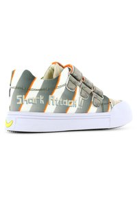 Grijze canvas sneakers met witte en oranje diagonale strepen, klittenbandsluitingen en de tekst "Shark Attack!!". Witte rubberen neuskap en zool.