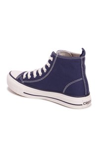 Sneaker alta navy con lacci bianchi, punta in gomma e parte superiore in tela texture. Presenta cuciture a contrasto e suola bianca con striscia navy.