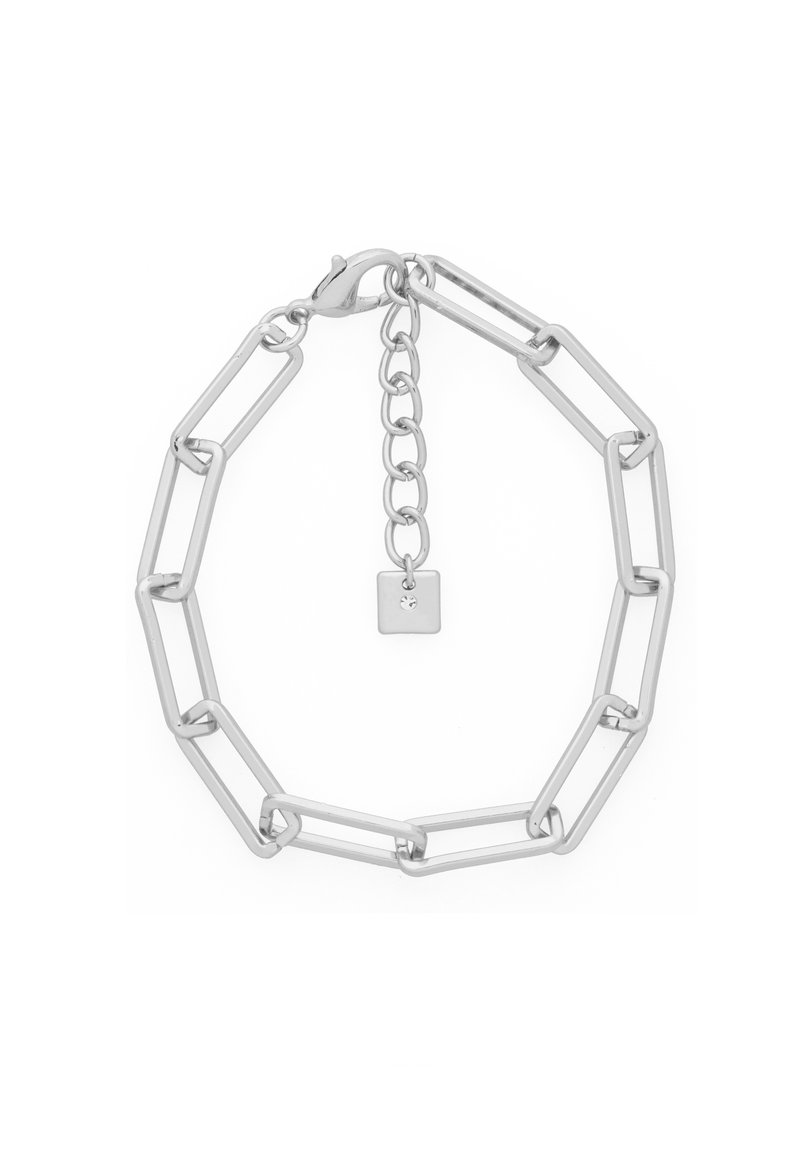 Bracciale in argento con maglie allungate dal finish texturizzato e un piccolo charm quadrato attaccato da una catena di estensione.