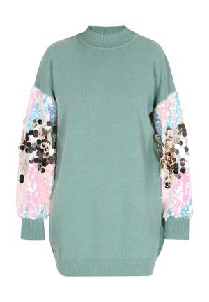 Mätově zelený sveter s vysokým golierom a nadmernými rukávmi pokrytými flitrami v pastelových farbách a kovovými akcentmi. Mäkko pletená textúra.