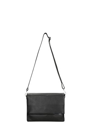 Bolso bandolera de cuero negro con correa ajustable y solapa con pliegue, con una pequeña etiqueta metálica de marca en la parte inferior derecha delantera.