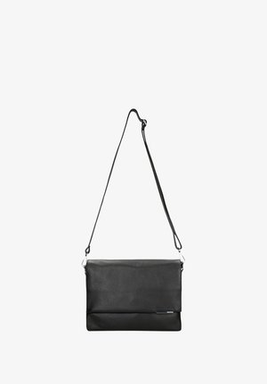 Bolso bandolera de cuero negro con correa ajustable y solapa con pliegue, con una pequeña etiqueta metálica de marca en la parte inferior derecha delantera.