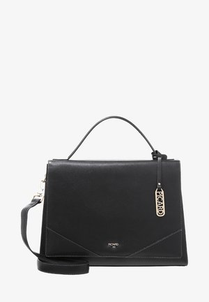 Sac à main en cuir noir avec poignée supérieure et bandoulière amovible, doté d'une étiquette dorée "PICARD" et d'un logo assorti à l'avant.