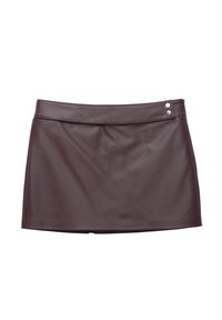 Burgundy imitationsläder mini kjol med en mjuk textur, rak fåll och två metallknappar i midjan.