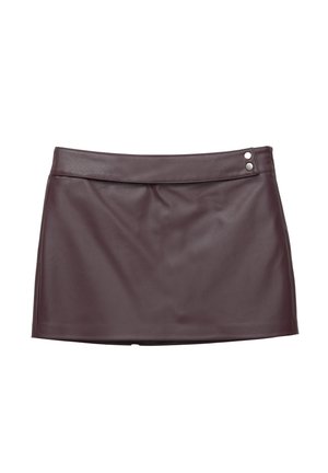Bordeaux faux leren mini rok met een zachte textuur, rechte zoom en twee metalen drukknoopjes op de tailleband.
