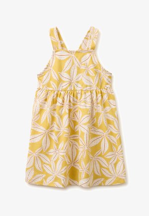 Geel mouwloze peuterjurk met wit en bruin bladmotief en geplooide taille, plat op witte achtergrond.