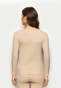Beige Langarmoberteil mit rundem Ausschnitt, glatter Textur und eng anliegendem Design, kombiniert mit passenden Leggings, von hinten betrachtet.