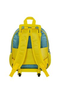 Mochila con correas y marco amarillos, cuerpo azul con patrones de olas y dos ruedas para rodar. Incluye bolsillos laterales de malla.