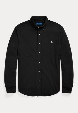 Čierna košeľa s dlhým rukávom na gombíky s golierom, bielym logom poníka na hrudi a zapínanými manžetami, položená na bielom pozadí.