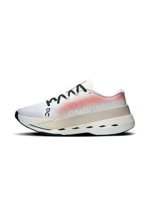 Wit en roze gradient hardloopschoen met zwarte veters en tekst "ON RUNNING" aan de zijkant, voorzien van een gedempte zool en ventilatiegaten.