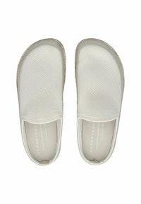 Bílé pantofle se strukturovanou síťovinou, šedou gumovou podrážkou a minimálním brandingem na stélce. Lehký design pro každodenní nošení.