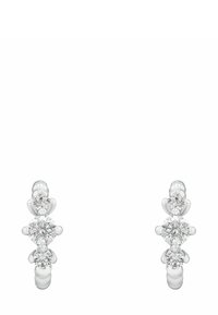 Los pendientes de tres piedras cuentan con cristales redondos y claros engastados en metal plateado brillante. Las piedras están graduadas en tamaño, creando un delicado efecto en capas.