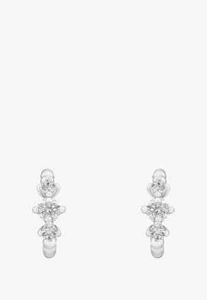 Drei-Stone-Ohrstecker sind mit runden, klaren Kristallen in glänzendem Silbermetall besetzt. Die Steine sind in der Größe abgestuft und erzeugen einen zarten Schichteffekt.