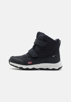 Schwarze High-Top-Stiefel aus synthetischen Materialien, mit zwei Klettverschlüssen, Futter aus Fell und einer weißen Gummisohle mit strukturierten Akzenten.