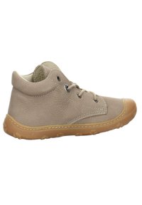 Zapato alto de cuero beige con puntera redondeada, diseño con cordones y suela de goma. Presenta costuras y ojales, superficie texturizada.