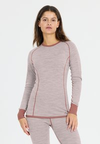 Ljusrosa långärmad topp med rund hals, med texturerad tyg och kontrasterande vinröd sömnad längs sömmar och cuffs.