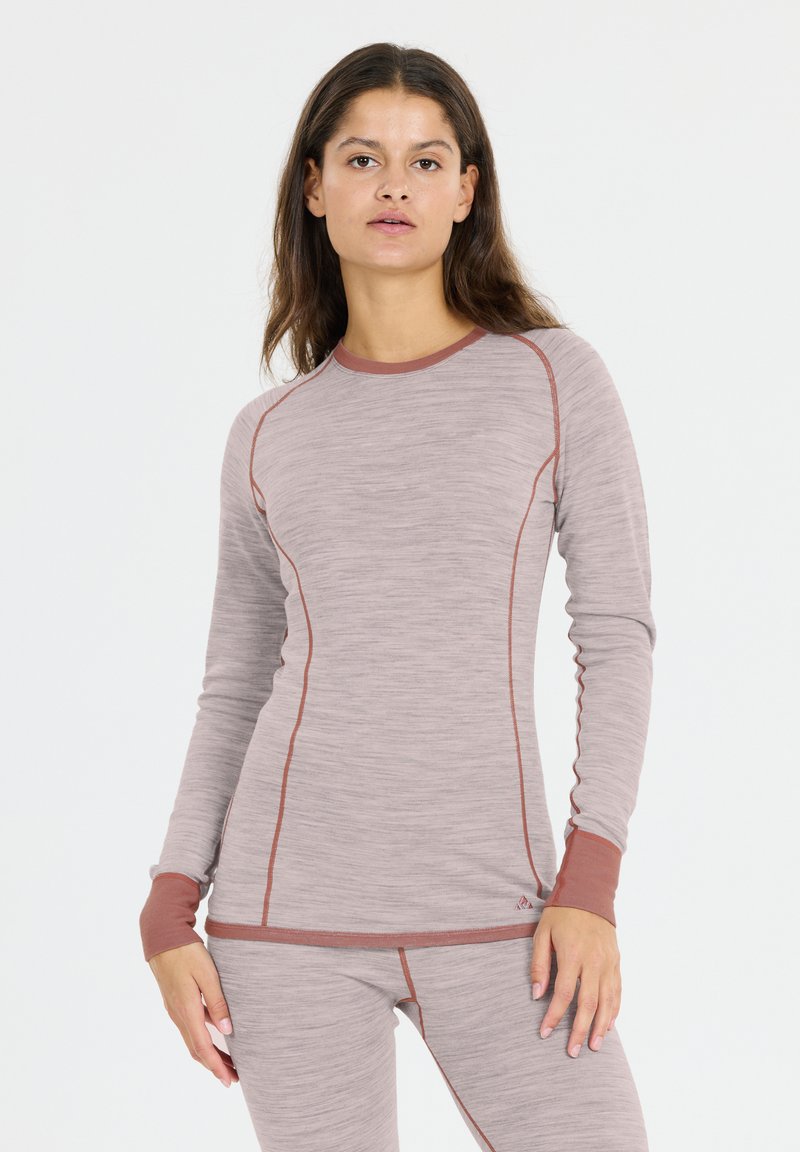 Ljusrosa långärmad topp med rund hals, med texturerad tyg och kontrasterande vinröd sömnad längs sömmar och cuffs.