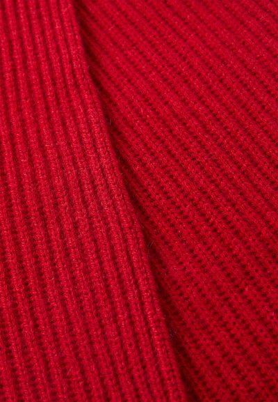 Tejido de punto rojo con texturas ribeteadas paralelas y un aspecto suave y difuso, que muestra profundidad y riqueza en el color.