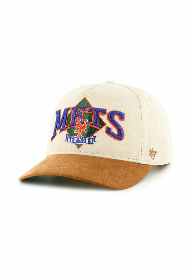 Cremefarbene Baseballmütze mit braunem Wildledervisier, ausgestattet mit gesticktem "METS NEW YORK" in Blau und Orange auf der Vorderseite. Enthält das "47"-Logo an der Seite.