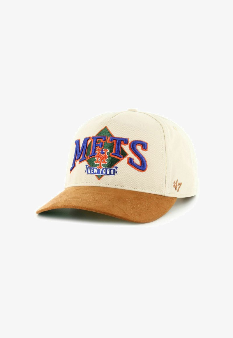 Cremefarbene Baseballmütze mit braunem Wildledervisier, ausgestattet mit gesticktem "METS NEW YORK" in Blau und Orange auf der Vorderseite. Enthält das "47"-Logo an der Seite.