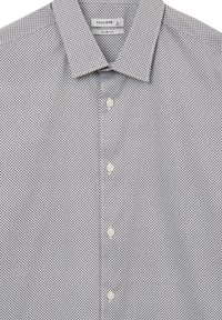 Chemise ajustée blanche pour homme, boutonnée, avec un petit motif géométrique noir et un col évasé, taille large de Calliope.
